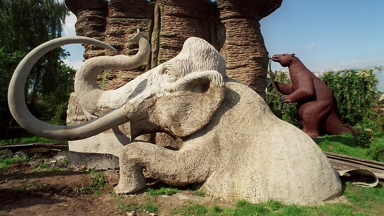 Die Skulptur eines eingesunkenen Mammuts im Sauriergarten in Großwelka in Sachsen.