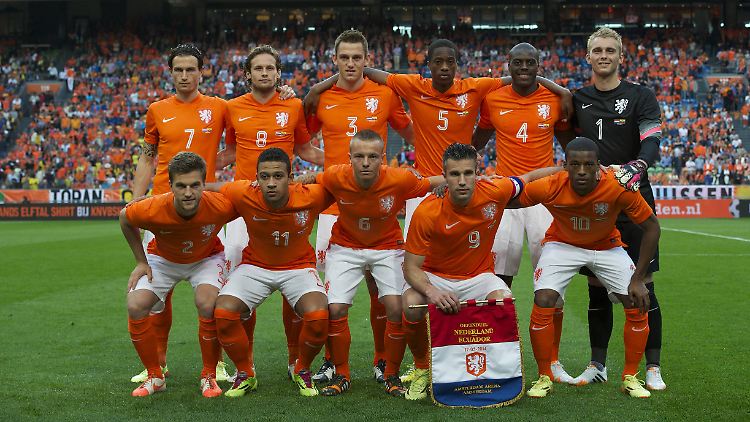 Manchesters Robin van Persie führt die Niederlande als Kapitän an.
