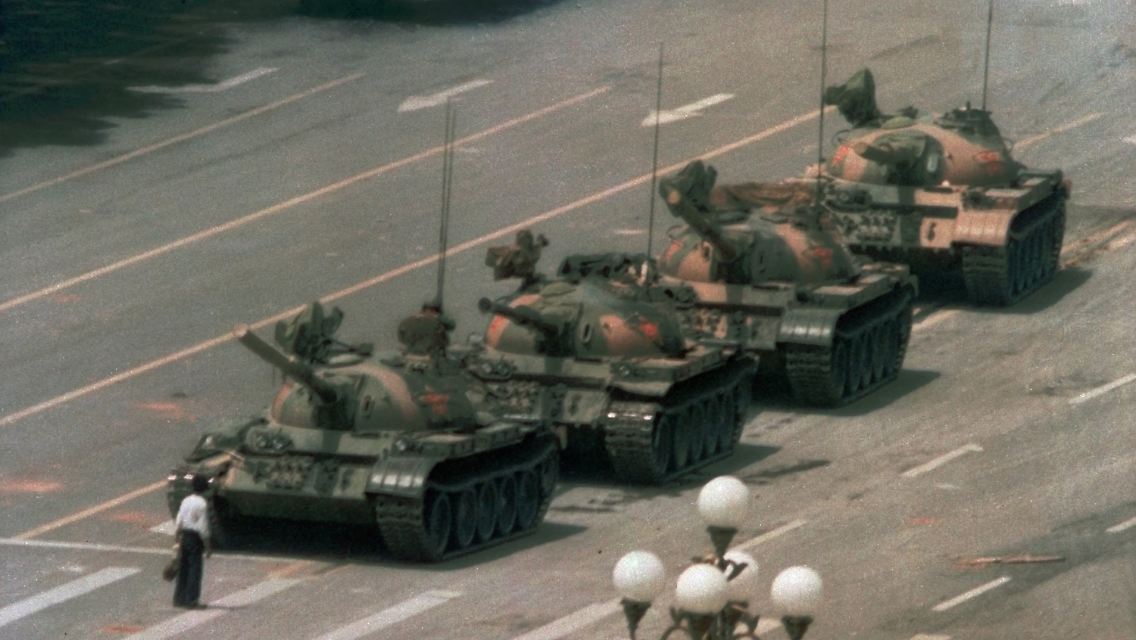 Die Regierung will nun vollends die Kontrolle über das Pekinger Stadtzentrum zurückgewinnen und schickt weitere Panzer in Richtung Tian'anmen-Platz. Das Bild vom "Tank Man", der sich den anrollenden Panzern auf Pekings Cangan Boulevard entgegenstellt, soll außerhalb Chinas später zur Ikone werden. Kurz darauf wird der Mann von umerstehenden Personen weggeschafft. Die Panzer rollen weiter.