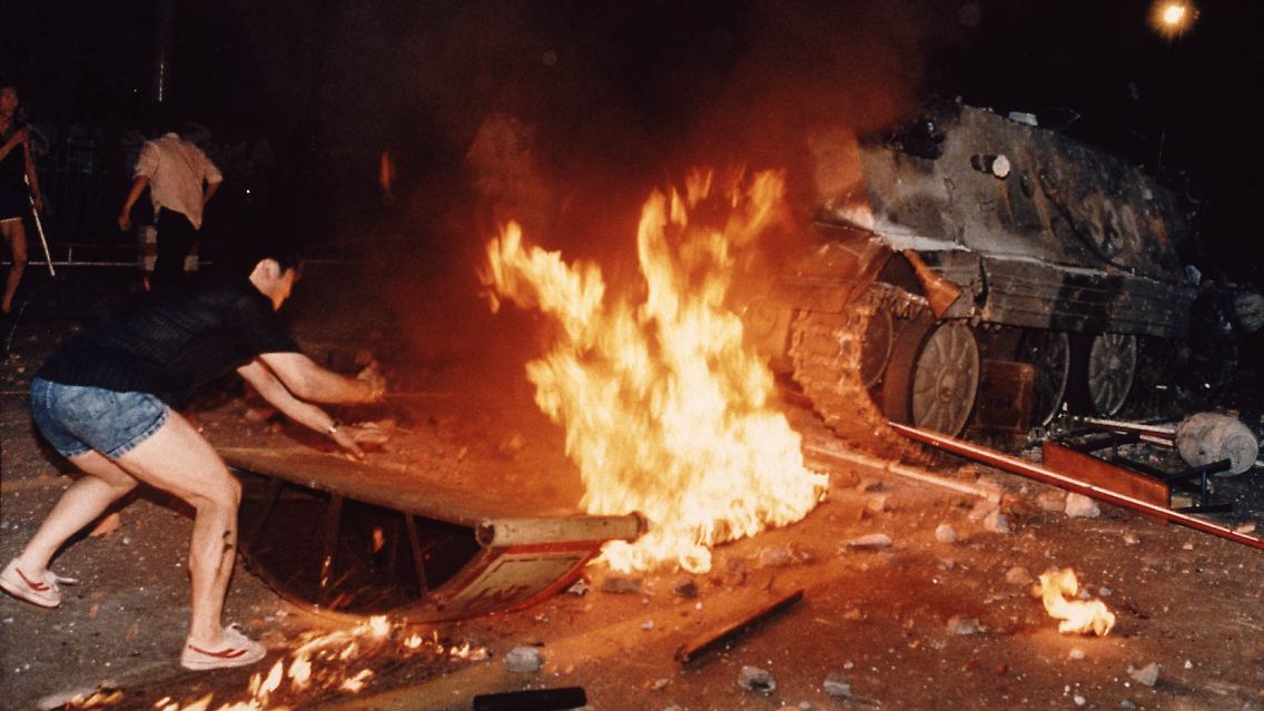 Schließlich eskaliert die Lage. Das ungebremste Vorrücken der Panzer macht klar: Eine friedliche Beilegung des Konflikts ist nicht mehr gewünscht. Vor allem in den Straßen um den Platz kommt es zu heftigen Auseinandersetzungen.