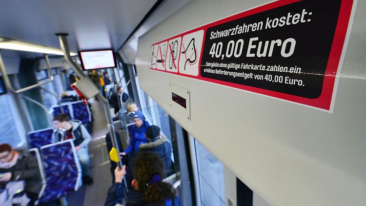 Hier wird auf Strafen für Schwarzfahrer hingewiesen.