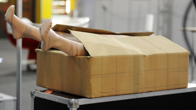 In diesem Paket liegt tatsächlich eine Schaufensterpuppe.