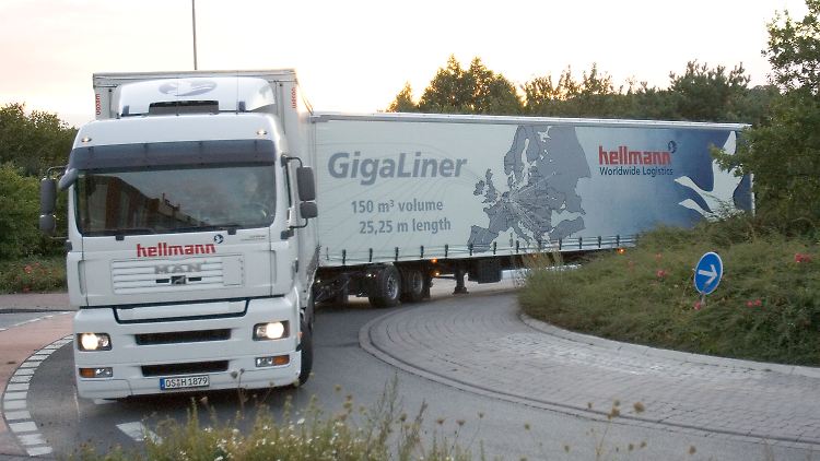 Ein mehr als 25 Meter langes Gefährt muss erstmal um die Kurve kommen.