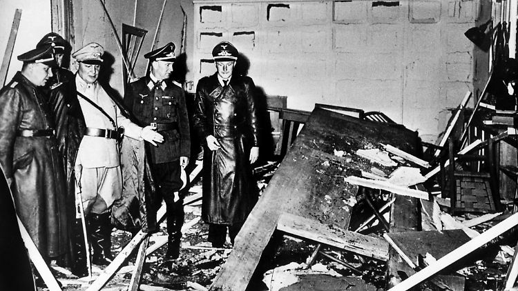 Hermann Göring (helle Uniform) Hitlers Kanzleichef Martin Bormann (links) begutachten den zerstörten Raum der Kartenbaracke.