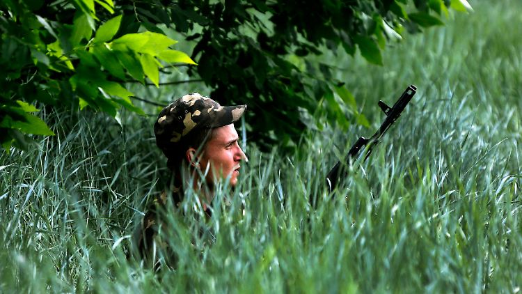Ein ukrainischer Soldat in der Nähe von Wolnowacha in der umkämpften Oblast Donezk.