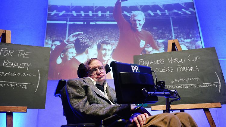 Der britische Star-Physiker Stephen Hawking hat das Erfolgsrezept für einen WM-Erfolg der Three Lions.