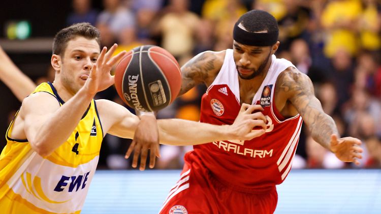 Chris Kramer (l., EWE Baskets Oldenburg) und Malcolm Delaney (r., FC Bayern München) schenken sich nichts.