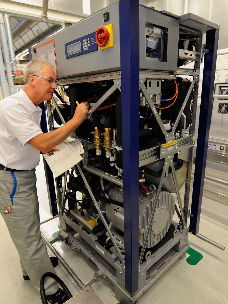 Ein "Zuhause-Kraftwerk" wird bei VW in Salzgitter von einem Mitarbeiter in der Endabnahme begutachtet. Das Kraftwerk ist ein Gemeinschaftsprojekt von Volkswagen und dem Ökostrom-Anbieter Lichtblick.