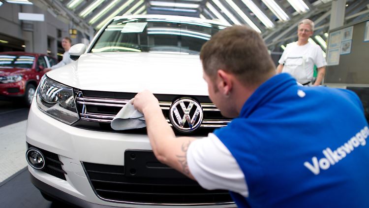 VW Touran in der Endkontrolle. Das Modell gibt es auch mit Gasantrieb.