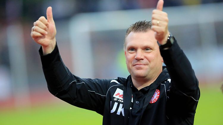 Der Kölner Trainer Uwe Koschinat bedankt sich bei den Fans für die Unterstützung seiner Fortuna.
