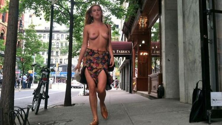 Scout Willis bei ihrem Protest-Spaziergang auf der Lower East Side.