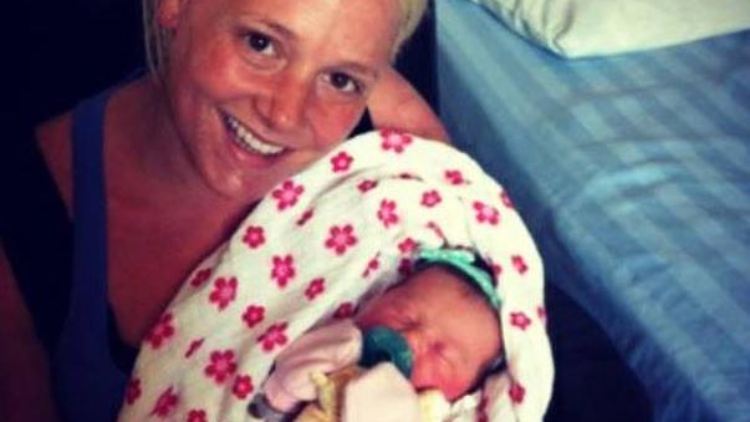Melissa McMahon hält ihre kleine Victoria im Arm. (Facebook)