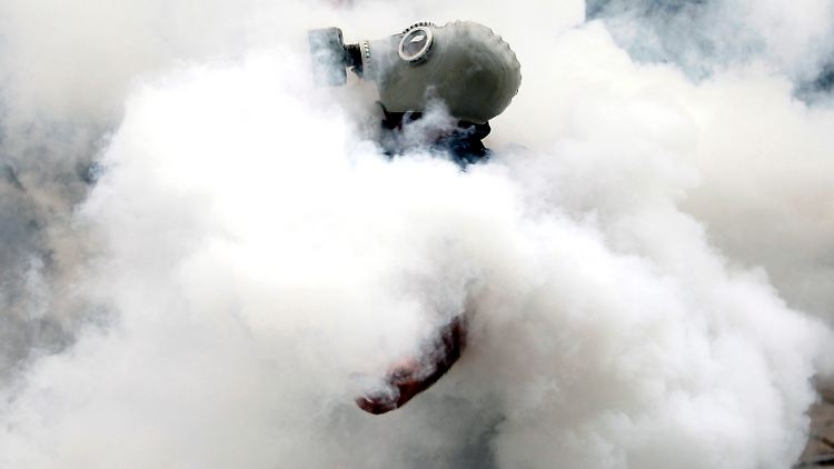 Ein Bild der Gezi-Proteste im Mai 2013: Ein Aktivist steht in einer Wolke aus Tränengas.