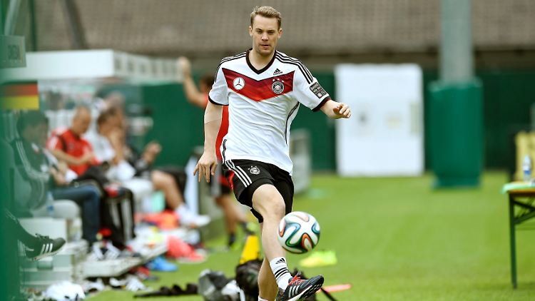 Manuel Neuer läuft wieder - aber im Feldspielertrikot. Was hat Löw mit ihm vor?