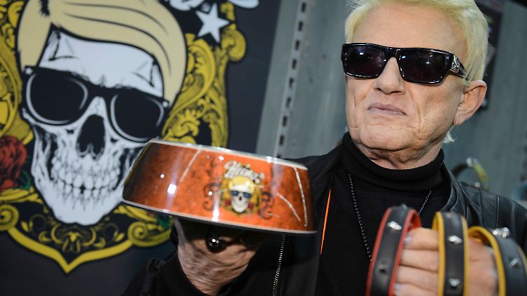 Heino zeigt stolz seine Hunde-Kollektion, neben ihm prangt sein Totenkopf-Zwilling.