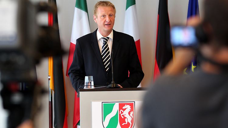 Innenminister Jäger stellt die Maßnahmen der Landesregierung bei Großveranstaltungen vor.