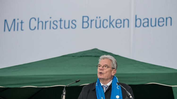 Auch ein gefühlsbetonter Papst kann Veränderungen bremsen, erinnert Bundespräsident Gauck katholische Gläubige.