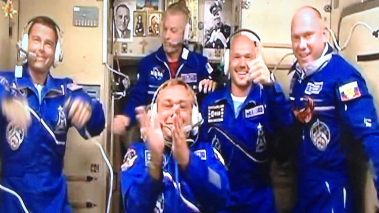 Nach sechsstündigem Express-Flug und zweistündigem Andockmanöver sind die Astronauten an Bord angekommen.