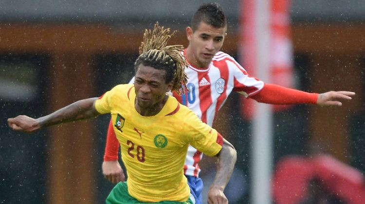Gaetan Mbong (Kamerun, in Gelb) und Derlis Gonzales (Paraguay, in Rot-Weiß) beim Zweikampf.