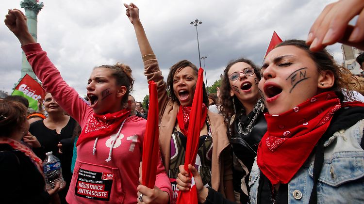 Nach dem Wahlerfolg des rechtsradikalen Front National machen Studenten ihrem Ärger Luft.