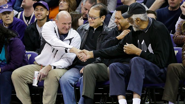 Steve Ballmer mit den früheren NBA-Spieler Bill Russel (re.), Freddie Brown (2.v.re.) und Omar Lee (2.v.li.).