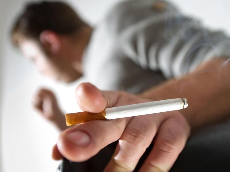 Da Rauchen den Gesundheitszustand des Versicherten beeinflusst, wollen Versicherer oft wissen, ob neue Kunden qualmen.