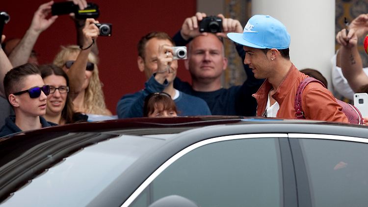 Von einer ganzen Fußballnation sehnlichst erwartet: Cristiano Ronaldo kommt im Trainingslager an.