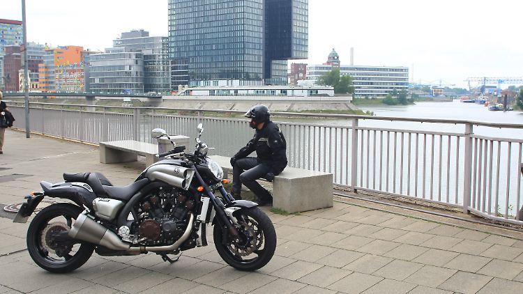 Ein mondänes Motorrad ist die neue Vmax. Weniger Chrom als beim Vorgänger, dafür mehr Titanoxidbeschichtung.