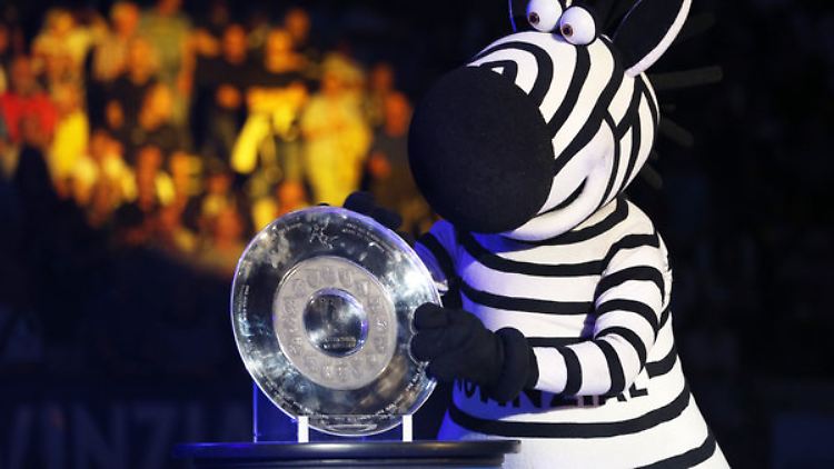 Maskottchen mit Schale: Am Wochenende will der THW Kiel auch die Champions League gewinnen.