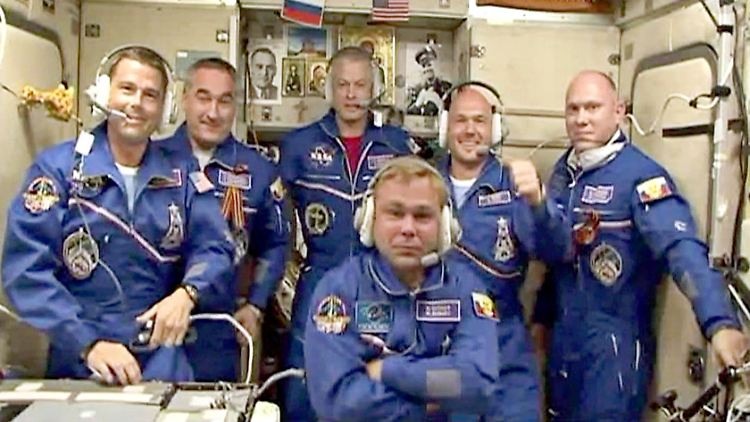 Herzliches Willkommen: Nach einem sechsstündigen Express-Flug und einem rund zweistündigen Andockmanöver waren Alexander Gerst (2.v.r.), Reid Wiseman (l.) und Maxim Surajew (M.) glücklich an Bord der ISS angekommen.