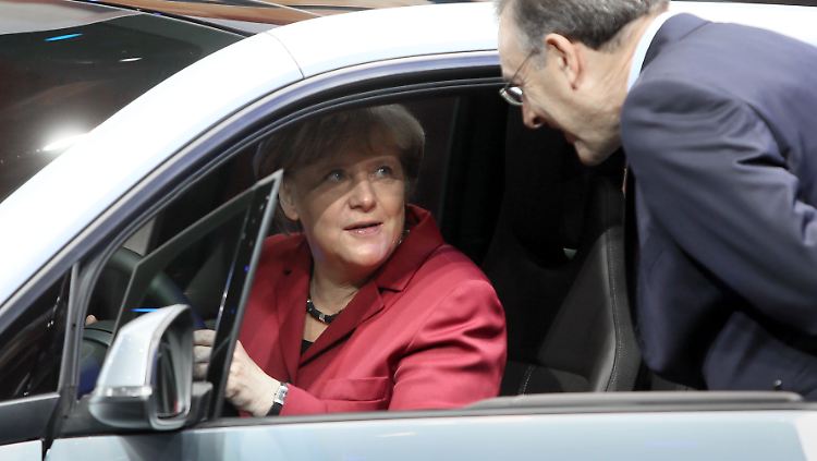 BMW-Chef Reithofer im Gespräch mit Bundeskanzlerin Merkel: Einer Analyse zufolge spricht Reithofer "Klartext".