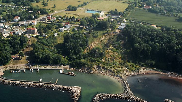 Blick auf den Hafen von Lohme mit dem darüber befindlichen gesperrten Hang des Abbruchgebietes (Archivfoto vom Juli 2009). 
