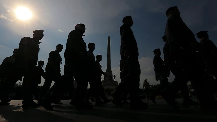 Thailändische Soldaten auf dem Weg zu einer von Demonstranten errichteten Straßenblockade.