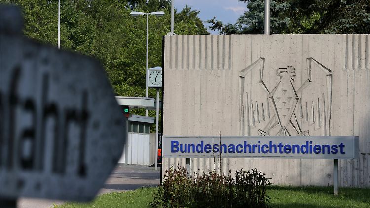 R. schmuggelte in Pullach geheime Dokumente aus den BND-Räumen.