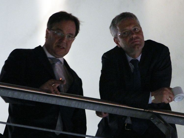 Da konnte von einer Kampfkandidatur noch keine Rede sein: Norbert Röttgen (r) und Armin Laschet am Wahlabend in der Düsseldorfer Parteizentrale.