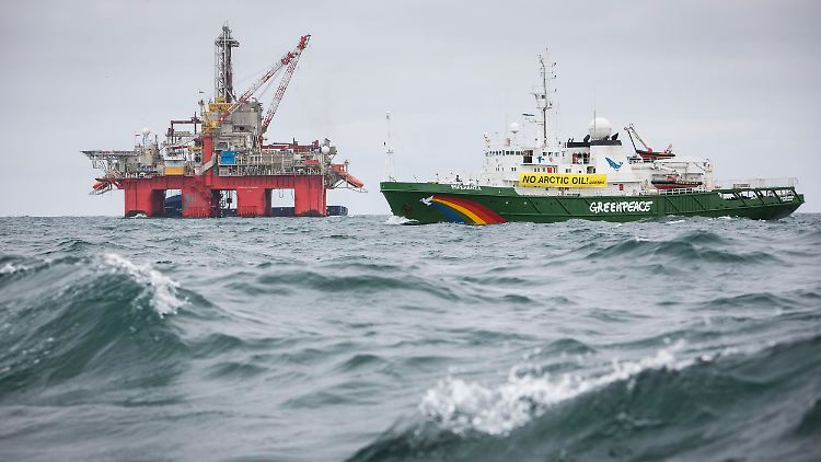 Die "Esperanza" hatte sich neben die Statoil-Plattform postiert. Jetzt wurde sie abgeschleppt.