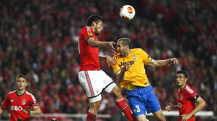 Ezequiel Garay im Luftduell mit Juves Giorgio Chiellini.