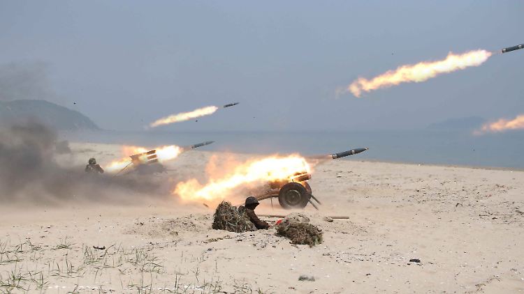 Nordkoreanische Raketenwerfer bei einer Gefechtsübung.