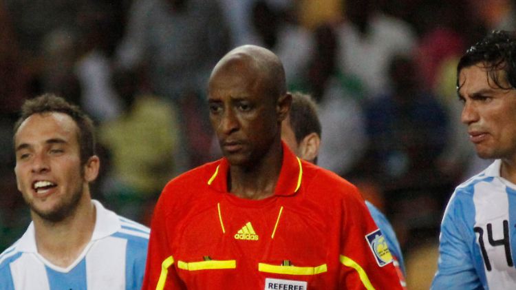 Beim Länderspiel zwischen Südafrika und Guatemala soll Schiedsrichter Ibrahim Chaibou aus Niger 100.000 Dollar erhalten haben - hier ist er im Einsatz im Spiel Argentinien gegen Nigeria, das ebenfalls unter Manipulationsverdacht steht.