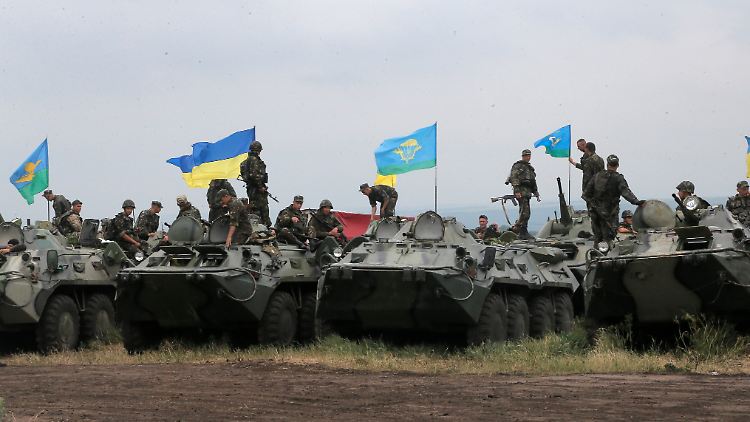 Ukrainische Panzer positionieren sich vor Slawjansk. 