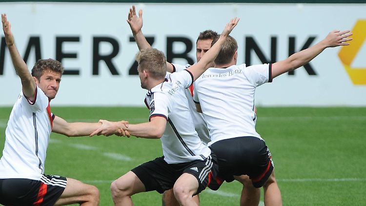 Thomas Müller zieht schon beim Aufwärmen durch.