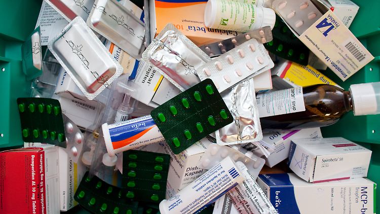 Viele Stoffe in Medikamenten scheidet der Mensch mit dem Urin unverändert wieder aus.