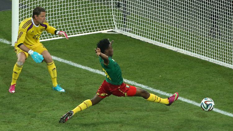 Weidenfeller kann den Ball zum 0:1 von Eto'o (nicht im Bild) nicht halten. Moukandjo geht Richtung Ball.