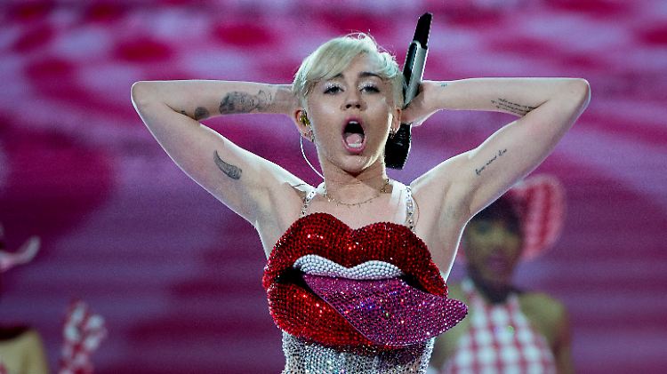 Während Miley Cyrus in Europa tourt, nutzen Einbrecher die Gelegenheit, um bei dem Popsternchen einzusteigen.
