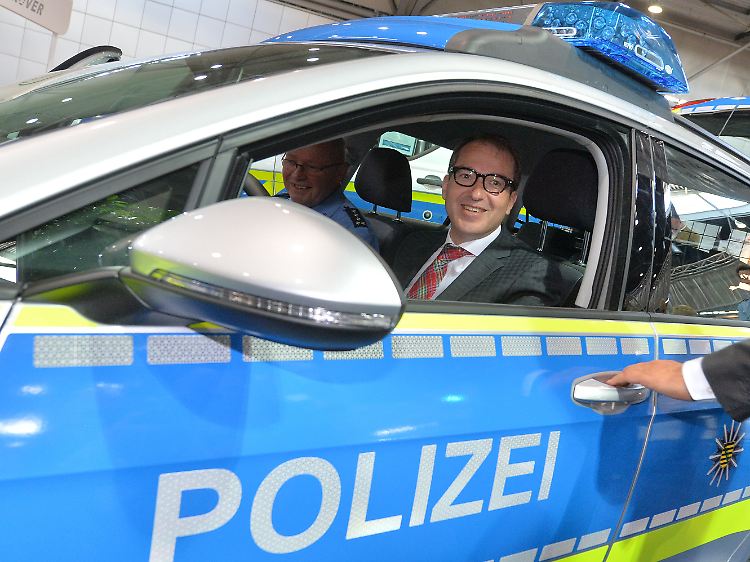 Noch ist der Dobrindt-Vorstoß nicht offiziell: Der Bundesverkehrsminister, hier bei einem Fototermin zur Eröffnung der Leipziger Automesse AMI.