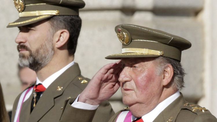Eine stramme Haltung beweist auch Felipe (l.) - genau wie sein Vater, Noch-König Juan Carlos.