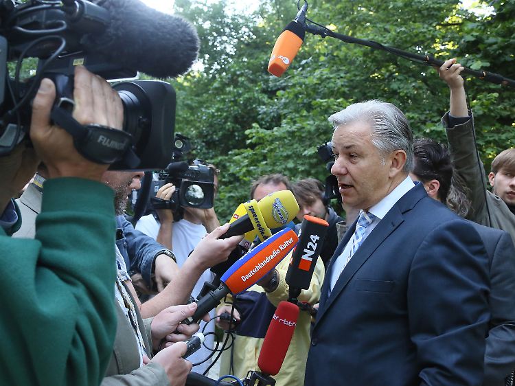 Alle sind "etwas sauer": Berlins Regierender Bürgermeister Klaus Wowereit soll als Aufsichtsratschef der Flughafengesellschaft den Airportbau überwachen.