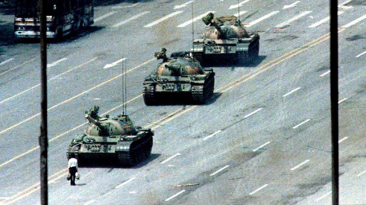 Dieses Bild ging um die Welt: Auf der Straße des Himmlischen Friedens stellt sich ein Demonstrant Panzern entgegen.
