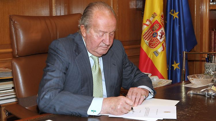 Juan Carlos unterschreibt die "institutionelle Erklärung" für den Ministerpräsidenten, mit der er seine Abdankung einleitet.