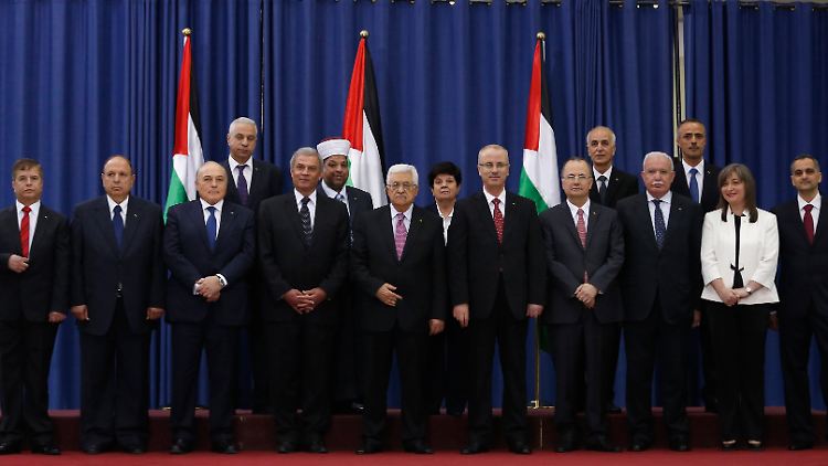 Abbas (M.) stellt in Ramallah die neue Einheitsregierung vor.